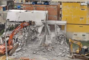 Prédio construído irregularmente é demolido na Gardênia Azul, Zona Oeste do Rio