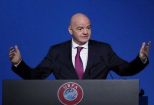 Presidente da Fifa, Gianni Infantino, discursa durante congresso da UEFA em Amsterdã