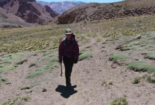 A alpinista Aretha Duarte planeja chegar ao topo do mundo em abril de 2021