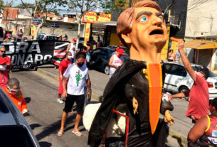 O boneco do Bozo Chutável que ganhou as ruas de Copacabana, no domingo, está pronto para levar mais chutes no traseiro