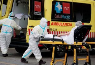 Paciente é transferido para hospital em Madri durante pandemia de coronavírus