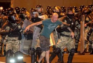 Manifestante é detido pela polícia. Minsk e cerca de outras 20 cidades registraram protestos