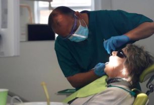 Dentista atende paciente em Milton Keynes, no Reino Unido