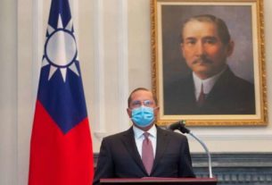 Secretário de Saúde dos EUA, Alex Azar, fala durante encontro com presidente de Taiwan, Tsai Ing-wen, que não aparece na foto