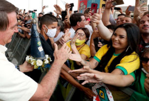 Bolsonaro gera uma aglomeração, em plena pandemia de covid-19, e cumprimenta os seguidores, sem máscara ou distanciamento social