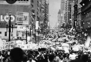 Milhares de estudantes foram às ruas de São Paulo protestar contra a ditadura militar em 1º de abril de 1968