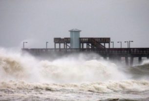 Ondas atingem píer no Alabama ante aproximação do furacão Sally