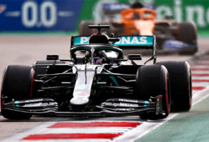 Hamilton, com sua Mercedes preta, superou o companheiro de equipe e larga na Pole