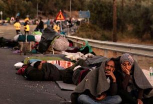 Imigrantes e refugiados se abrigam em acostamento após incêndio na ilha grega de Lesbos