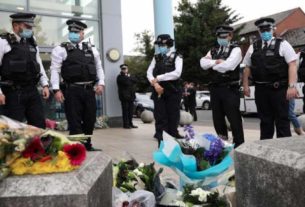 Flores são colocadas do lado de fora de centro de custódia onde um policial foi baleado em Londres