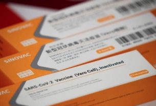 Caixas da candidata a vacina contra covid-19 da Sinovac em Pequim