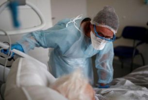 Profissional de saúde trata paciente com covid-19 em hospital em Vannes, na França