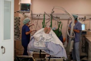 Profissionais de saúde tratam paciente em leito de UTI de hospital de Marselha