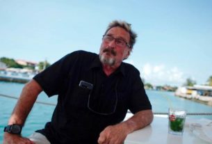 John McAfee fala durante entrevista em Havana, Cuba