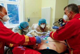 Equipe médica trata paciente com suspeita de covid-19 em hopital em Berlim