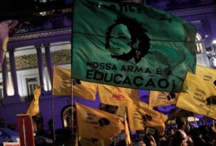 Bandeira com a imagem da vereadora assassinada Marielle Franco durante manifestação para o aniversário do crime no Rio de Janeiro