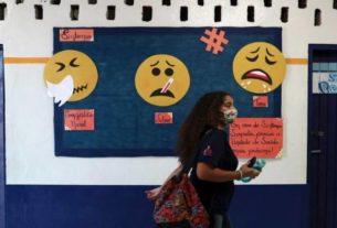 Estudante de máscara em escola de São Paulo