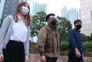 Ativistas Agnes Chow, Ivan Lam e Joshua Wong durante chegada para audiência em tribunal