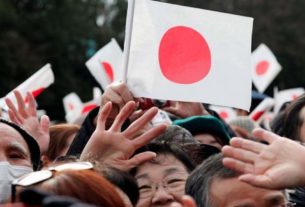 Japoneses saudam imperador Nahurito em celebração de Ano Novo