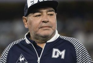 O ídolo do futebol argentino Diego Maradona, campeão da Copa do Mundo de 1986, morreu após sofrer uma parada cardíaca