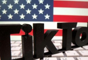 Imagem em 3D do TikTok em frente aa bandeira dos EUA