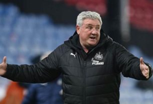 Steve Bruce, técnico do Newcastle, durante partida contra o Crystal Palace pelo Campeonato Inglês