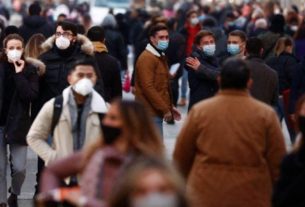 Pessoas usando máscaras caminham em distrito comercial de Roma durante pandemia de covid-19