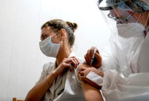 Os primeiros a receber a vacina russa são os profissionais de saúde