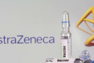 Tubo de ensaio rotulado como de vacina em frente ao logo da AstraZeneca