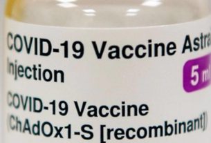 Frasco com vacina da AstraZeneca contra covid-19 em centro de saúde em Dundee, no Reino Unido