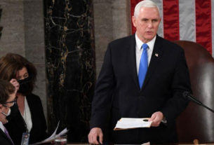 O vice-presidente dos EUA, Mike Pence, foi retirados às pressas do Congresso, após a invasão dos manifestantes