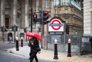 Mulher atravessa a rua em Londres em meio à pandemia de covid-19