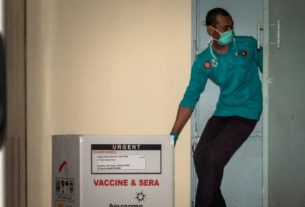 Funcionário transporta caixa com vacinas da Sinovac contra covid-19 em Semarang, na Indonésia